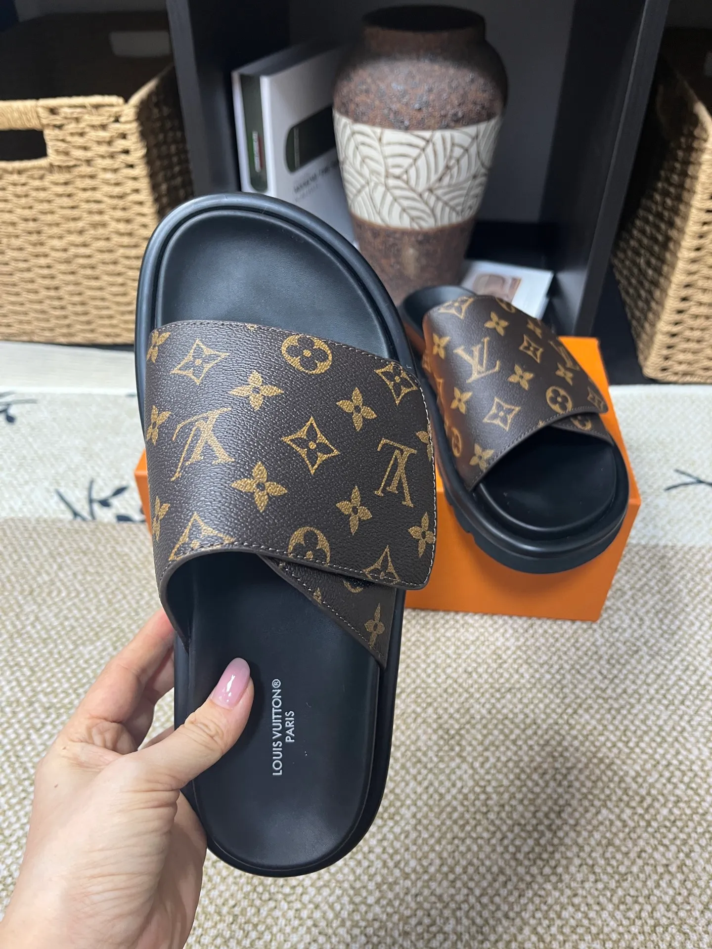P340 [New Style] [LOUIS VUITTON] Louis Vuitton, LV printing, men's and women's slippers are now on the market, packed in drawer boxes with cloth bags and cards, the upper pattern looks very soft and waxy, and is a super versatile leg slimming tool. Fabric: imported denim/canvas/old fabric, LV hardware LOGO, official website pattern printing, comfortable to wear, feet: high-elastic PU water table. Sole: foam sole, heel height: about 5cm. Code number: 35-46, 35, 45, 46 are custom-made and non-returnable. Color: multiple colors and styles available.